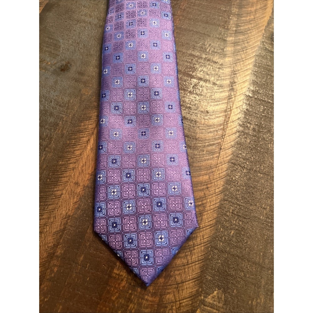 FORSYTHE Men's 100% Silk Necktie Designer Woven Lilac Geometric Design